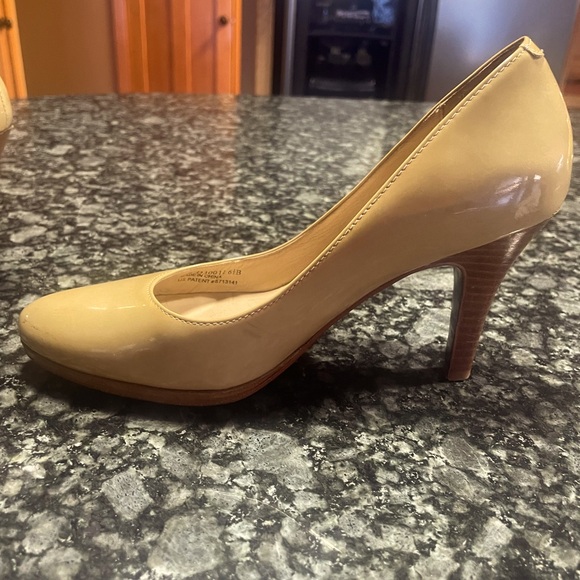 Beautiful Chelsea patent‎ leather Cole Haan/Nike Air pumps - Picture 8 of 9